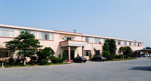 江苏苏通广告专业从事高质量的UV喷绘广告,数码喷绘广告,车贴广告,写真布广告等产品的设计、制作、安装为一体的专业提供商!联系人:马经理 手机:137-7577-7444