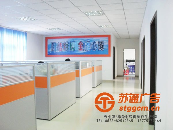 网格布写真喷绘是双轴向和机织网布，重量轻，尺寸稳定，抗风性能好，是一种使用pvc涂层工艺加工而成的户外广告载体。网格布写真喷绘是广告行业的新型材料，此网布用于溶剂型喷绘机喷绘并且可透风。建筑安全网和靠垫的网布也越来越流行，最大宽度1.3米至3.2米。 